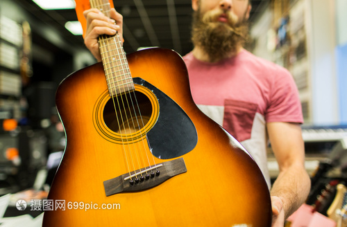 音乐,销售,人,乐器娱乐活动男助理留胡子的客户音乐商店持吉他